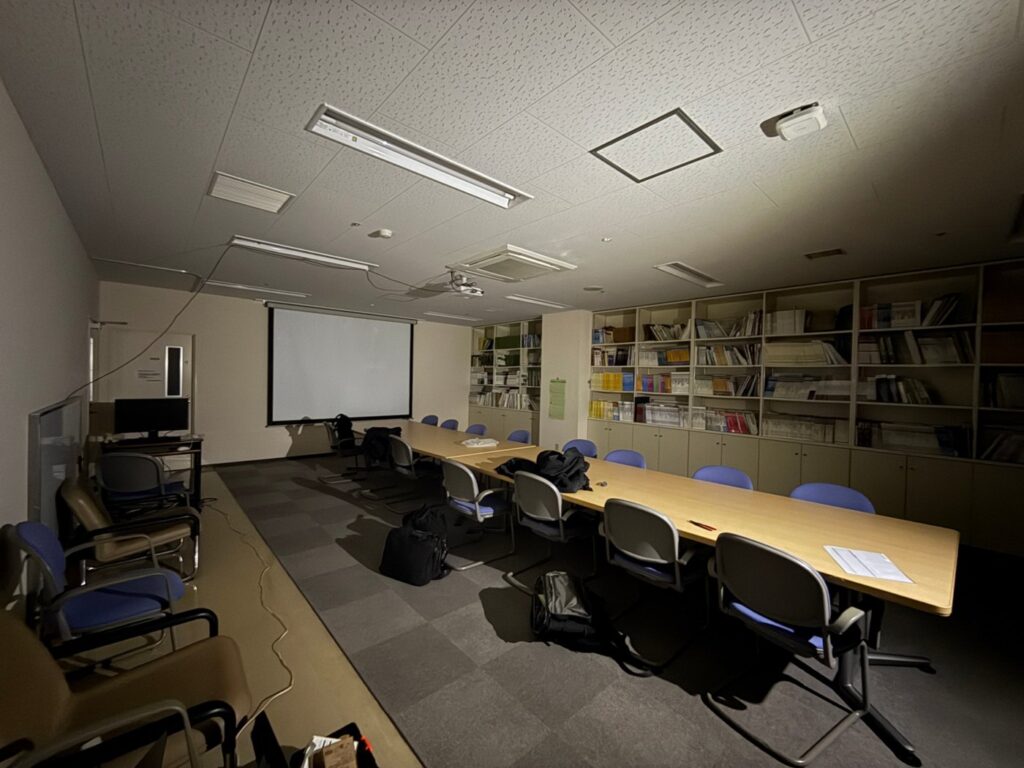 工事に伴う停電中の病院の会議室。非常用の照明だけが点灯している
