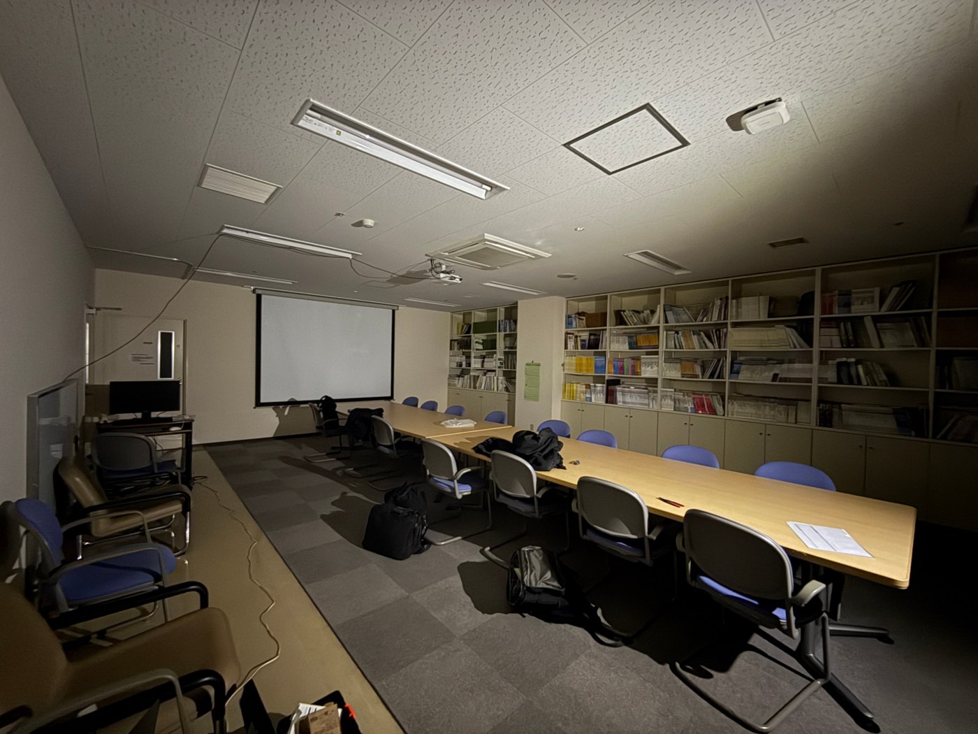 工事に伴う停電中の病院の会議室。非常用の照明だけが点灯している